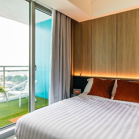 Azure Urban Beach Resort Manila By Radlett Экстерьер фото
